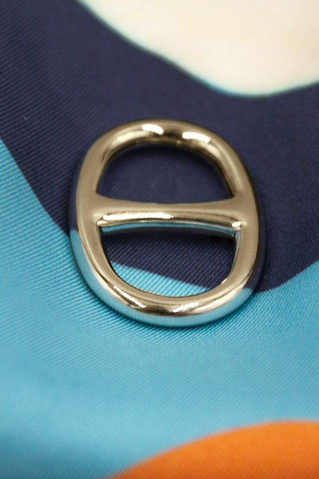 AKELA-Schalring-Oval-Gold-Seidenschal-nah