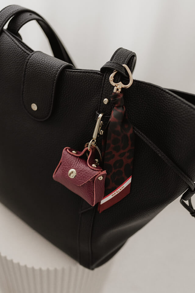 Taschenanhaenger-leo-bordeaux
